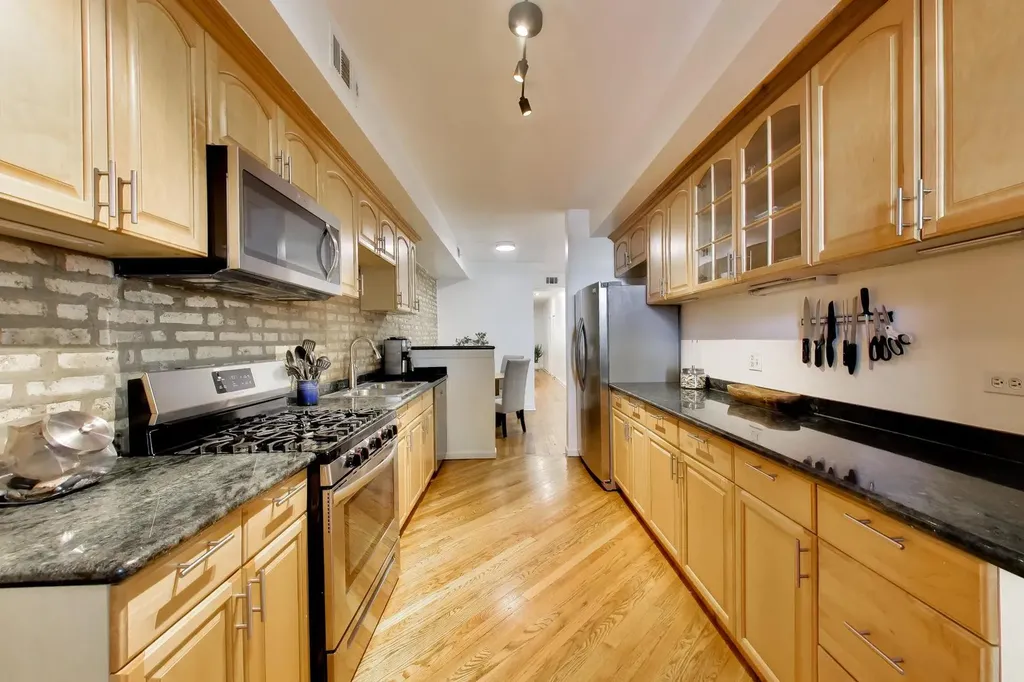 6160 North Winthrop Avenue Chicago IL 60660