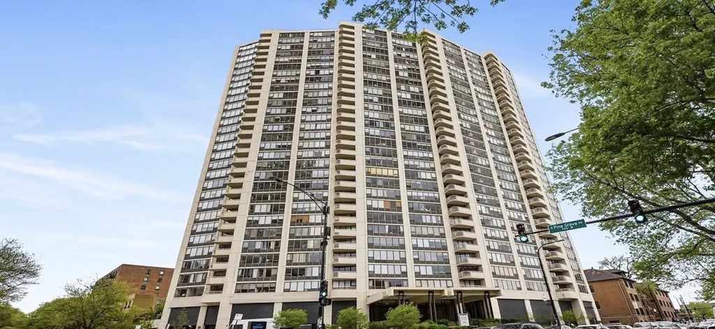 3930 North Pine Grove Avenue Chicago IL 60613