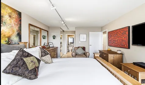3930 North Pine Grove Avenue Chicago IL 60613