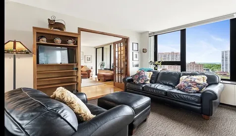 3930 North Pine Grove Avenue Chicago IL 60613