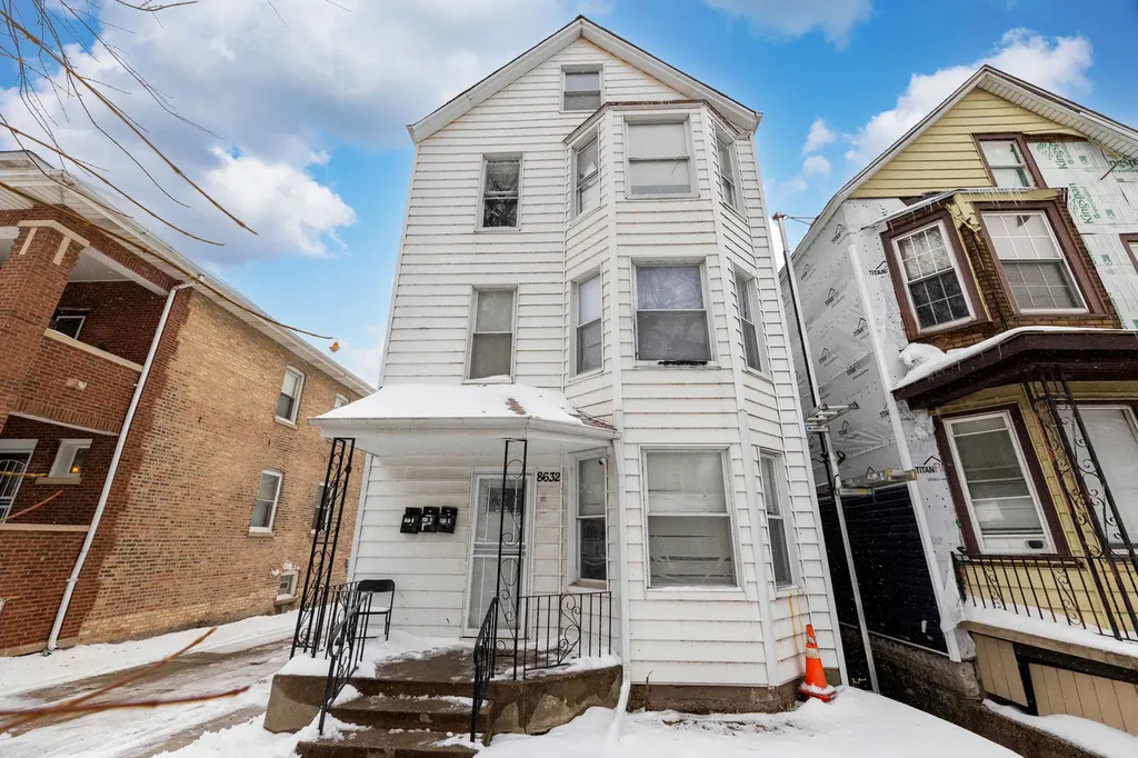 8632 South Escanaba Avenue Chicago IL 60617