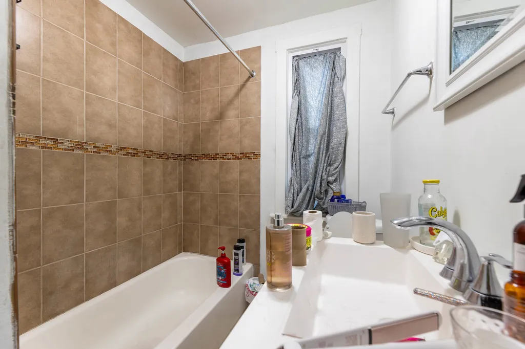 8632 South Escanaba Avenue Chicago IL 60617