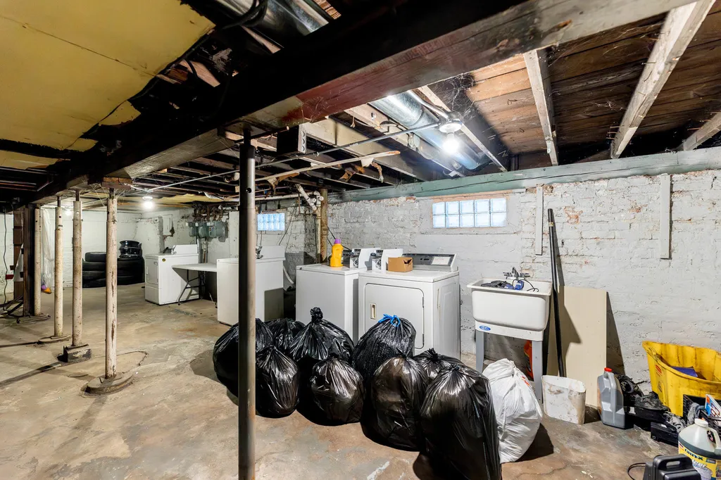 8632 South Escanaba Avenue Chicago IL 60617