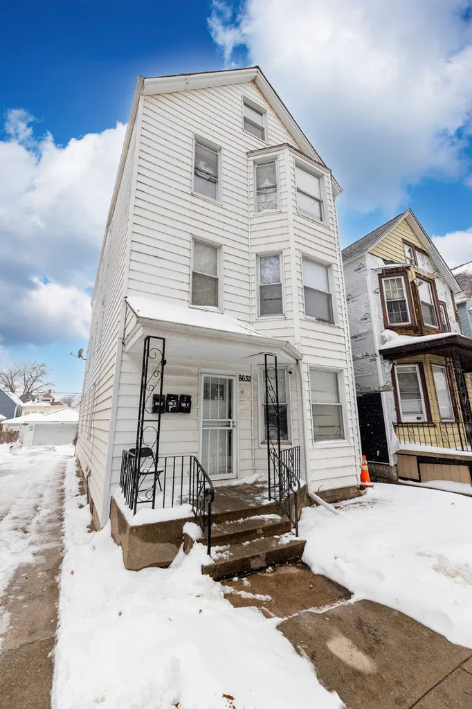 8632 South Escanaba Avenue Chicago IL 60617
