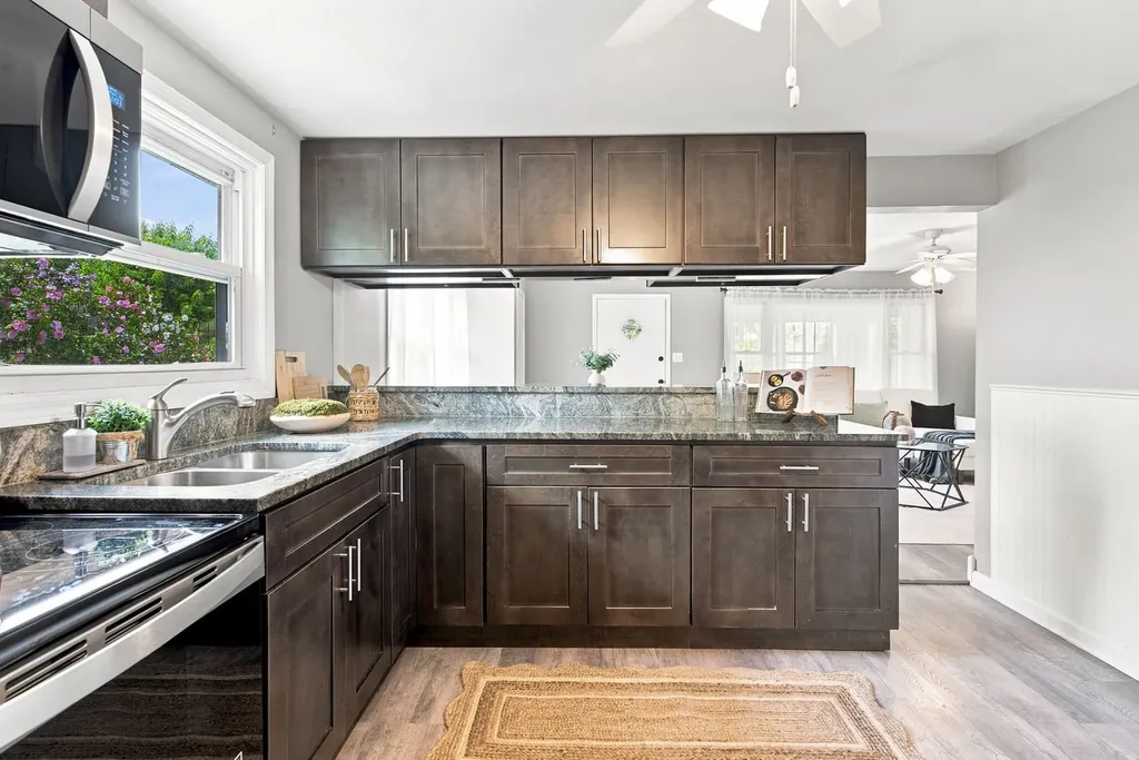 827 4TH Avenue Aurora IL 60505