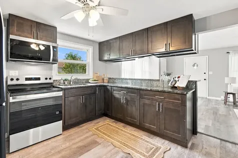 827 4TH Avenue Aurora IL 60505