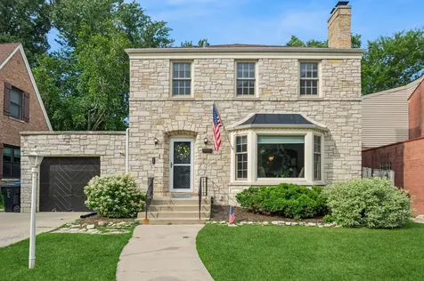 6669 North Sioux Avenue Chicago IL 60646