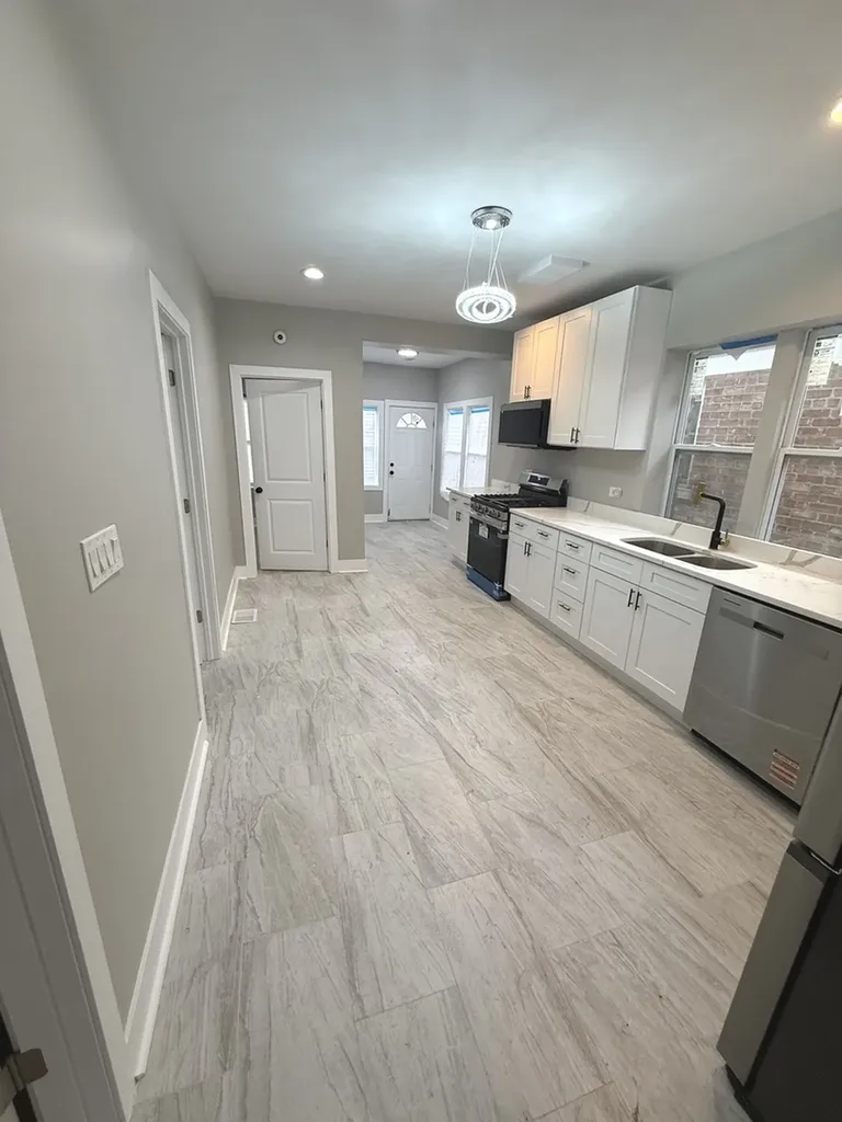 8219 South Honore Street Chicago IL 60620