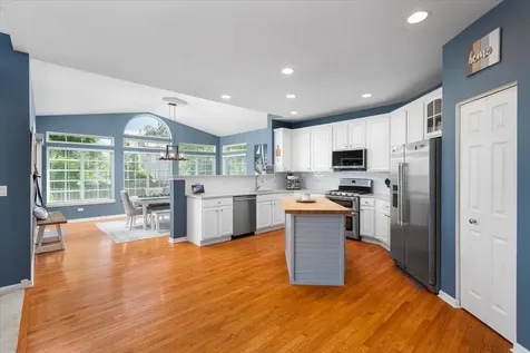 804 South Sparkle Court Oswego IL 60543