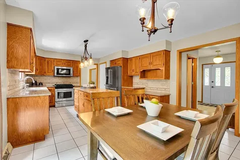 735 Queensgate Circle Sugar Grove IL 60554