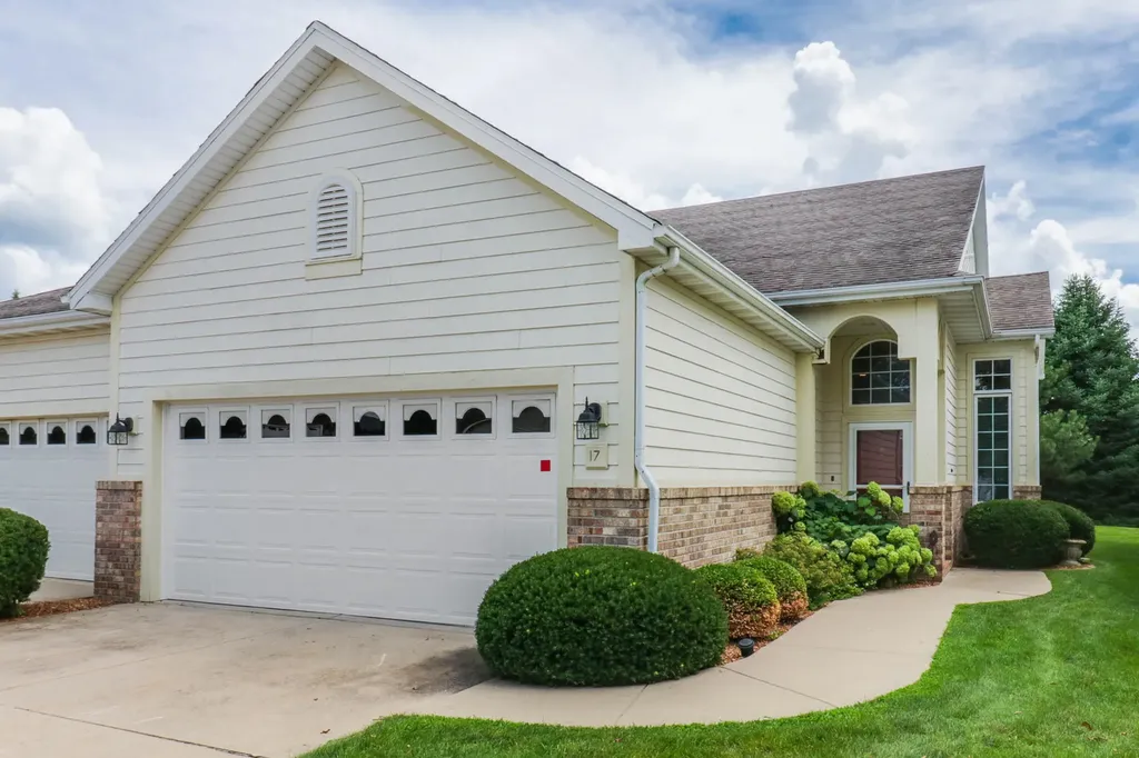 17 Grape Vine Lane Bloomington IL 61704