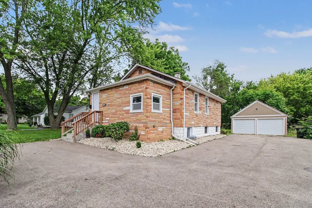 208 West Nippersink Road Round Lake IL 60073