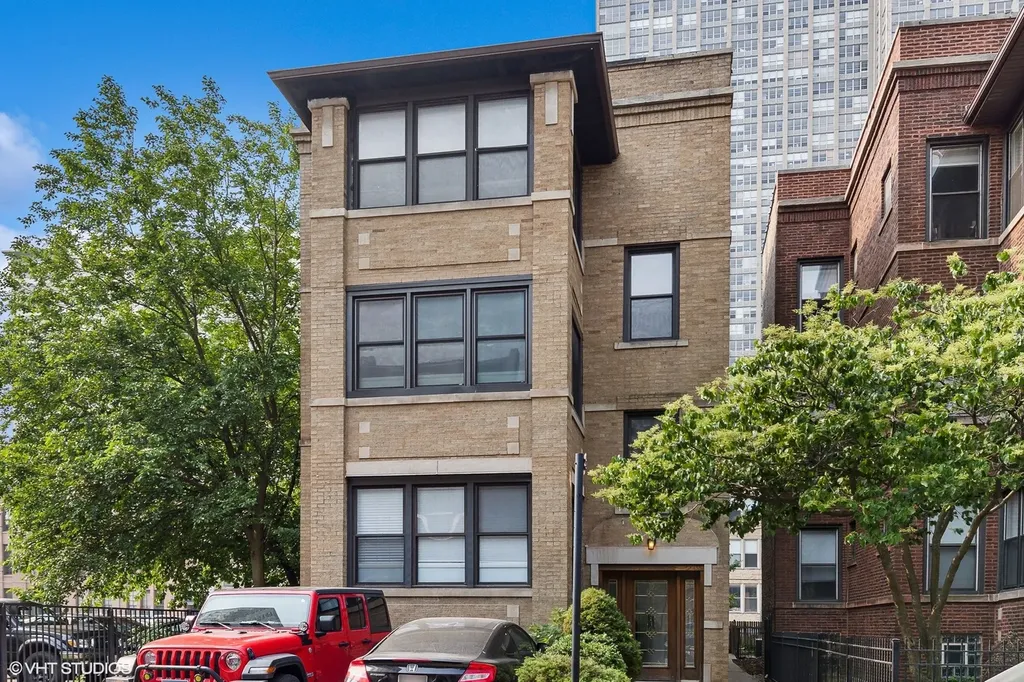 645 West Bittersweet Place Chicago IL 60613
