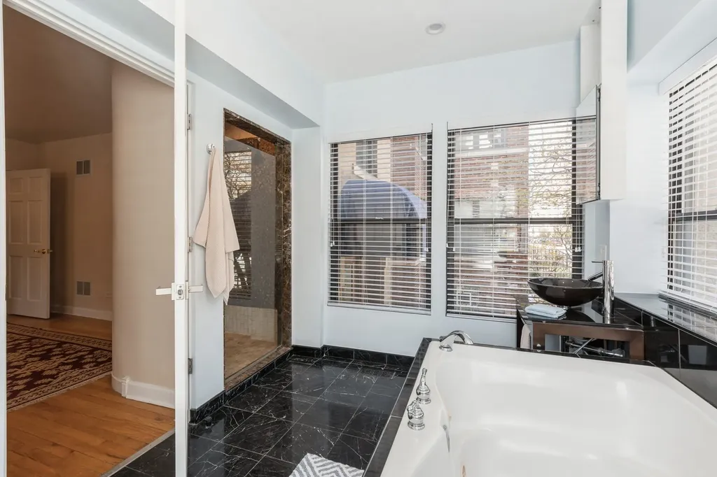 645 West Bittersweet Place Chicago IL 60613