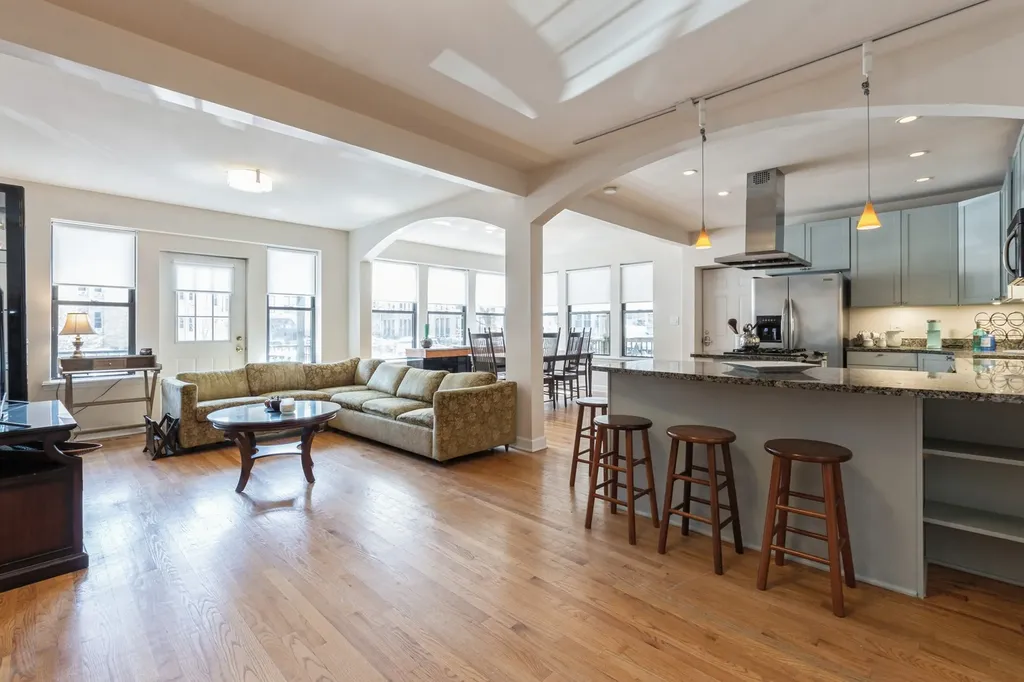 645 West Bittersweet Place Chicago IL 60613