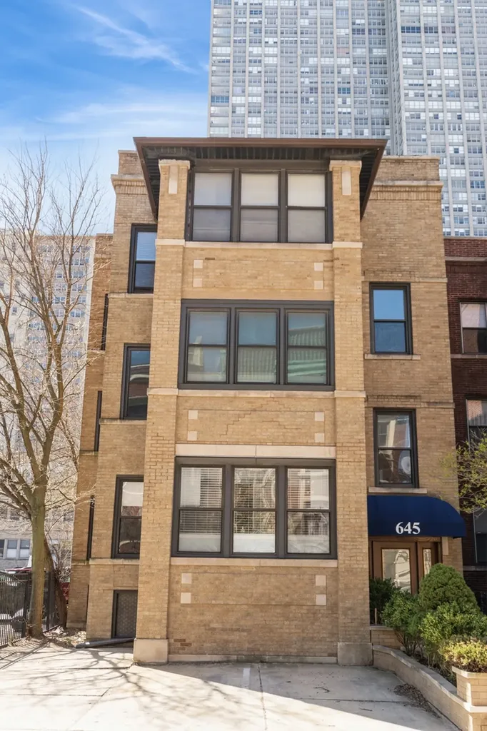 645 West Bittersweet Place Chicago IL 60613