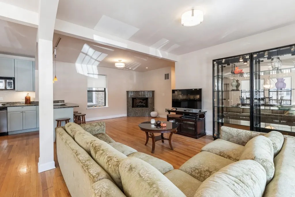 645 West Bittersweet Place Chicago IL 60613