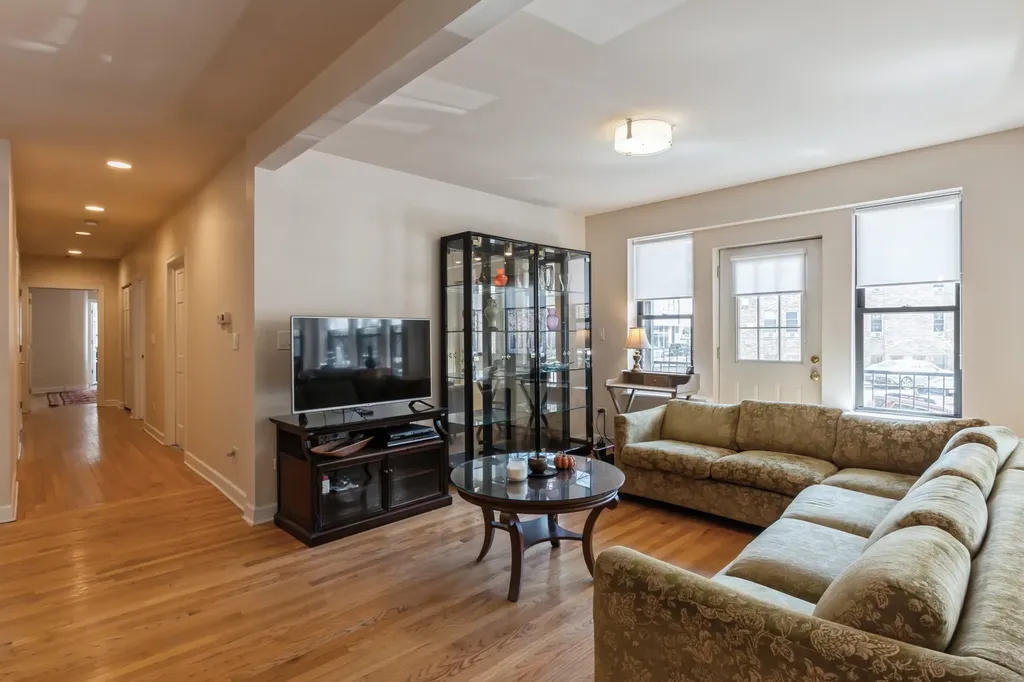 645 West Bittersweet Place Chicago IL 60613