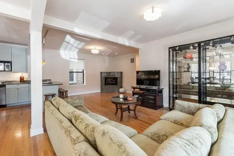 645 West Bittersweet Place Chicago IL 60613
