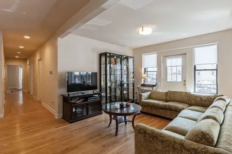 645 West Bittersweet Place Chicago IL 60613
