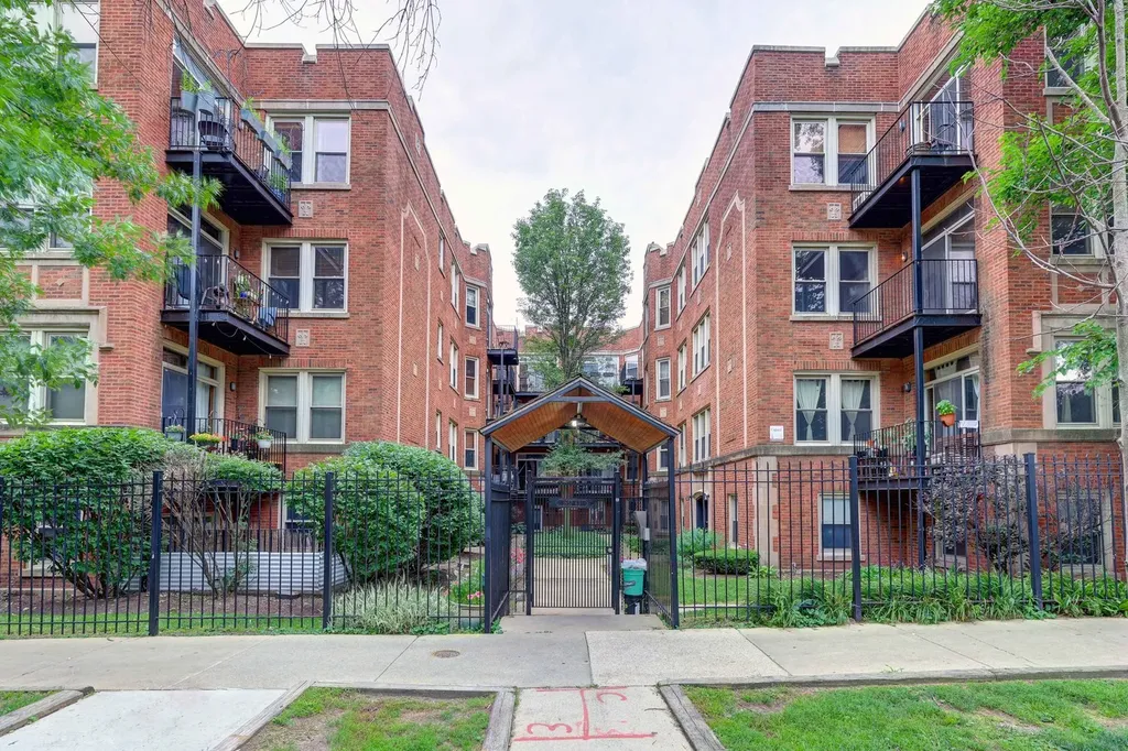1663 West Pratt Boulevard Chicago IL 60626