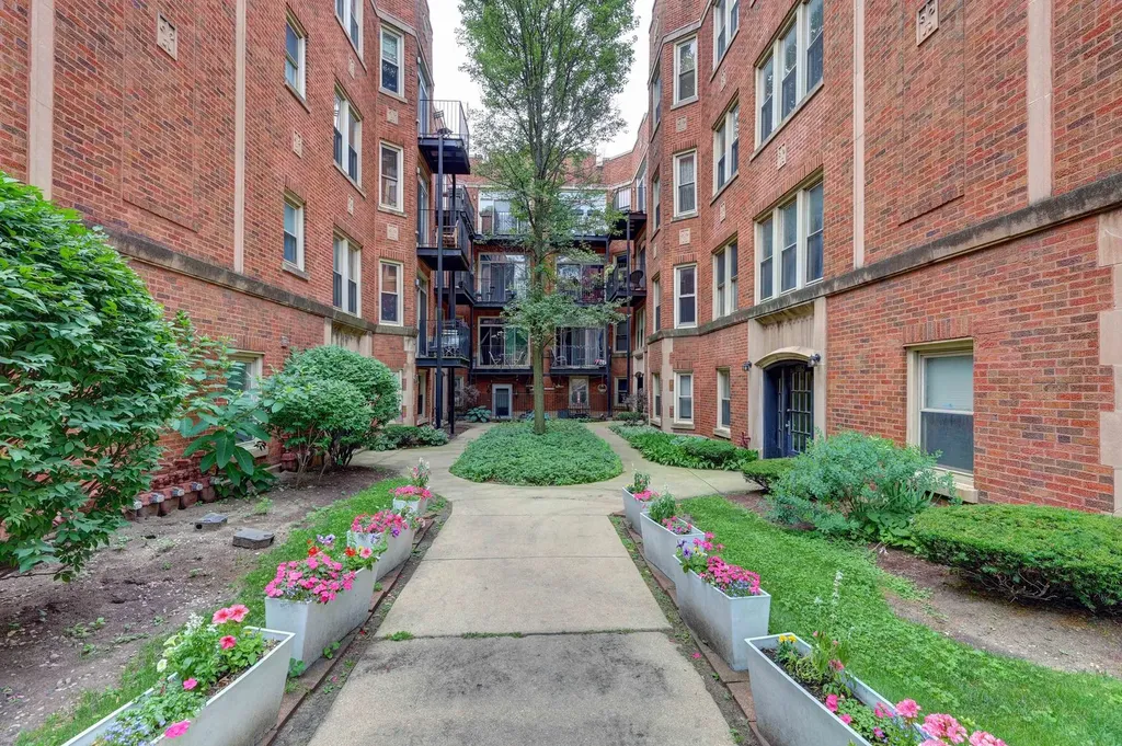 1663 West Pratt Boulevard Chicago IL 60626