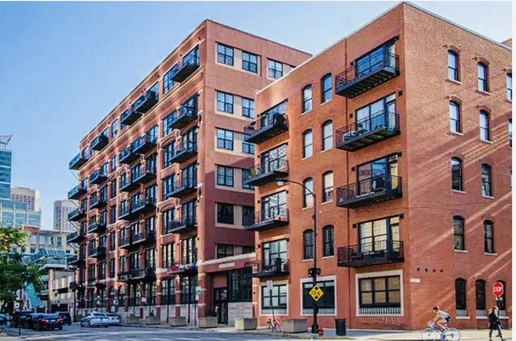 226 North Clinton Street Chicago IL 60661