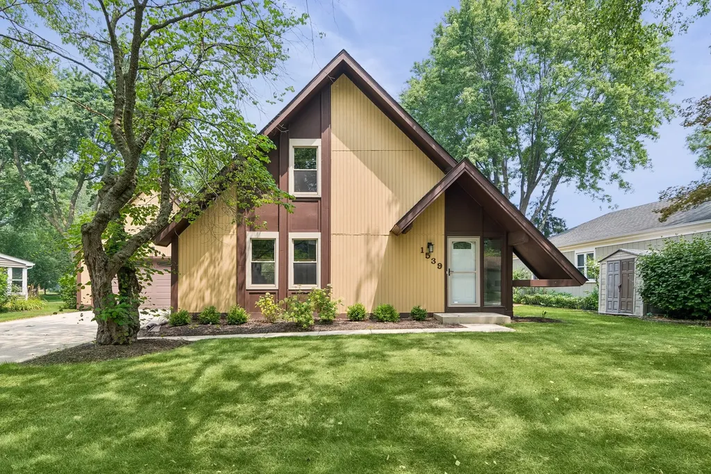 1539 Foxhill Road Naperville IL 60563