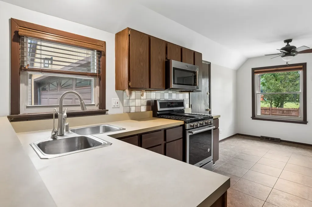 1539 Foxhill Road Naperville IL 60563