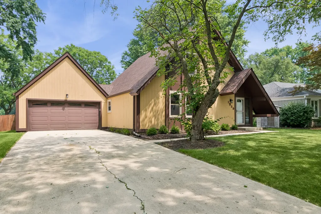1539 Foxhill Road Naperville IL 60563