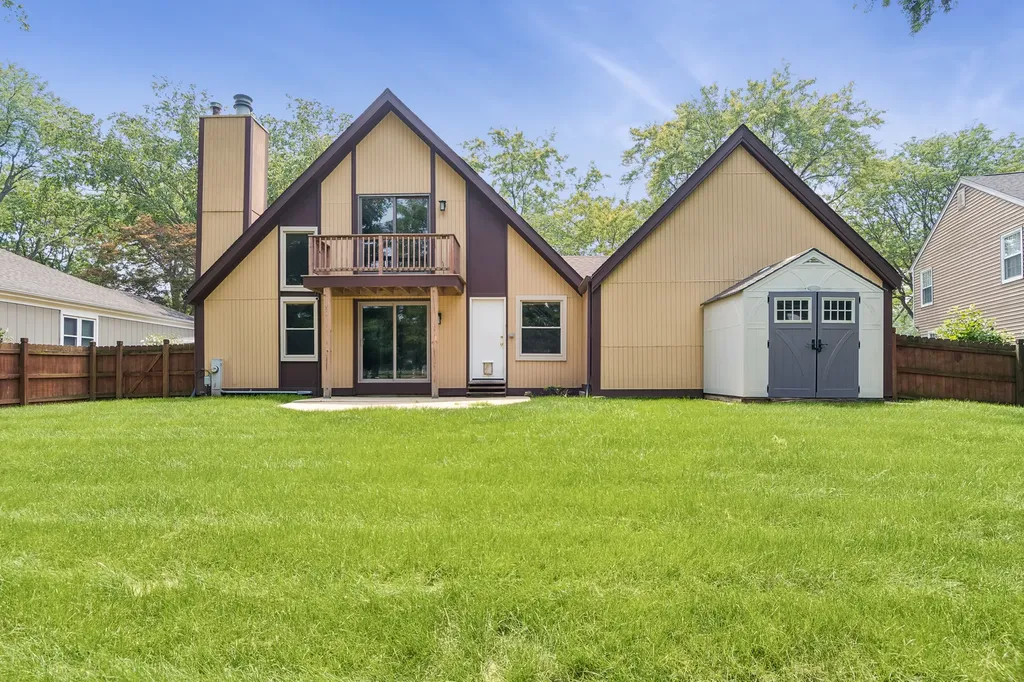 1539 Foxhill Road Naperville IL 60563