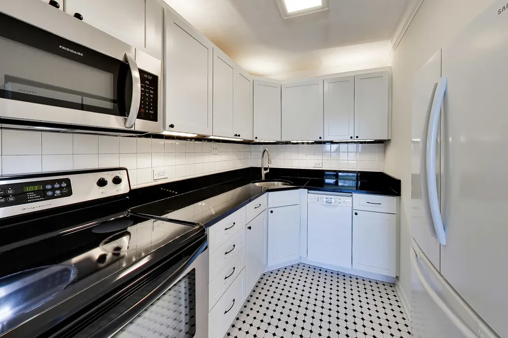 2728 North Hampden Court Chicago IL 60614