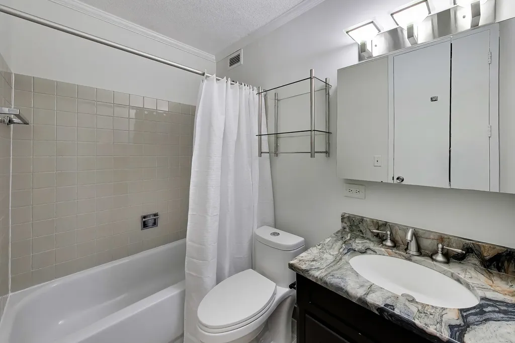 2728 North Hampden Court Chicago IL 60614