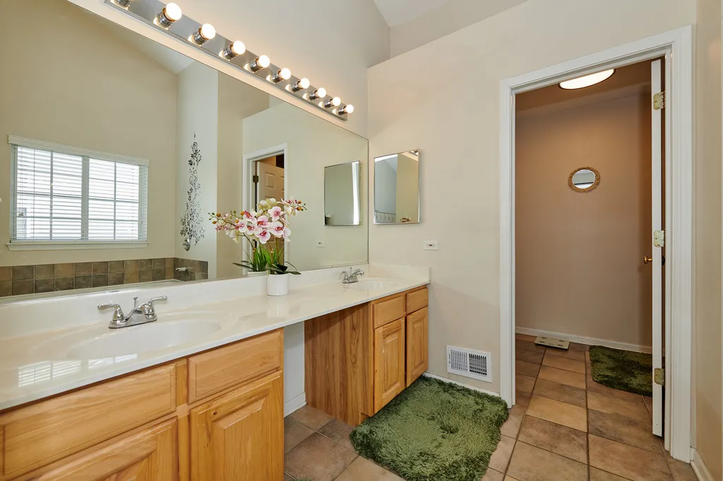 2468 Rosehall Lane Aurora IL 60503