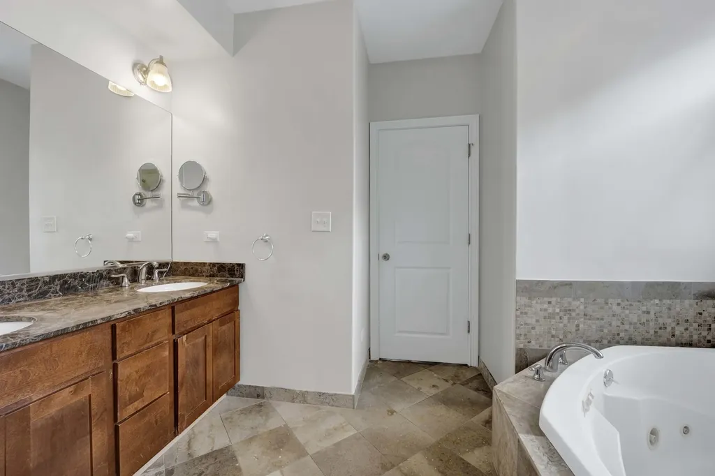 5006 North Western Avenue Chicago IL 60625