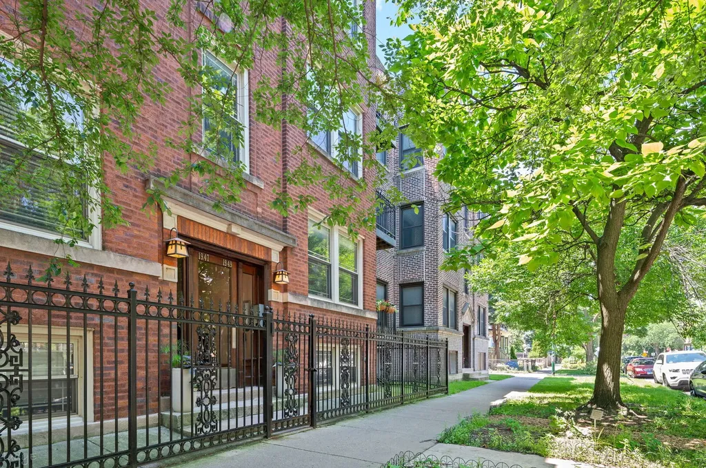1949 West Leland Avenue Chicago IL 60640