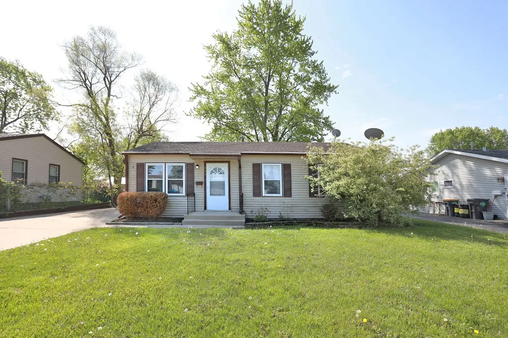 111 Elm Lane Streamwood IL 60107