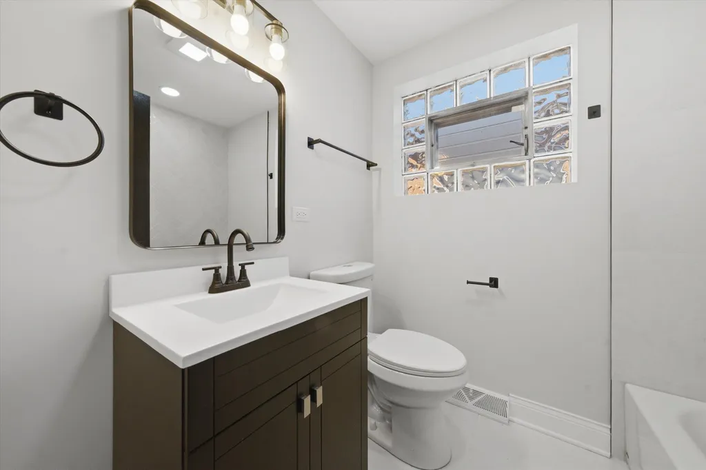 11149 South Green Bay Avenue Chicago IL 60617
