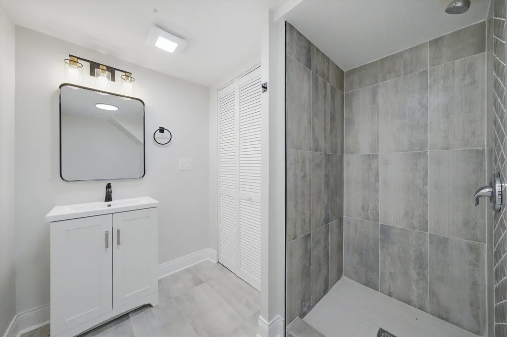 11149 South Green Bay Avenue Chicago IL 60617