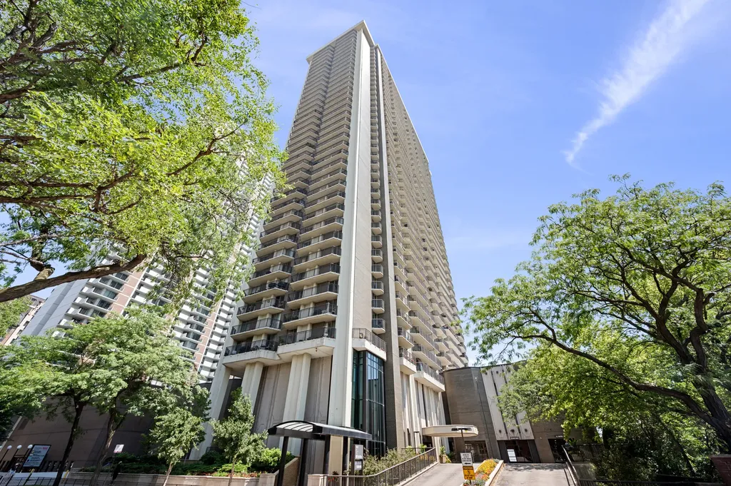 6007 North Sheridan Road Chicago IL 60660