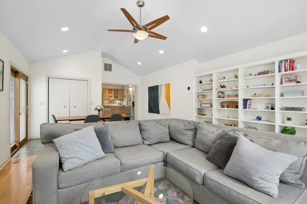 6048 North Landers Avenue Chicago IL 60646