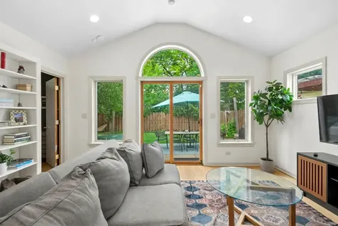6048 North Landers Avenue Chicago IL 60646