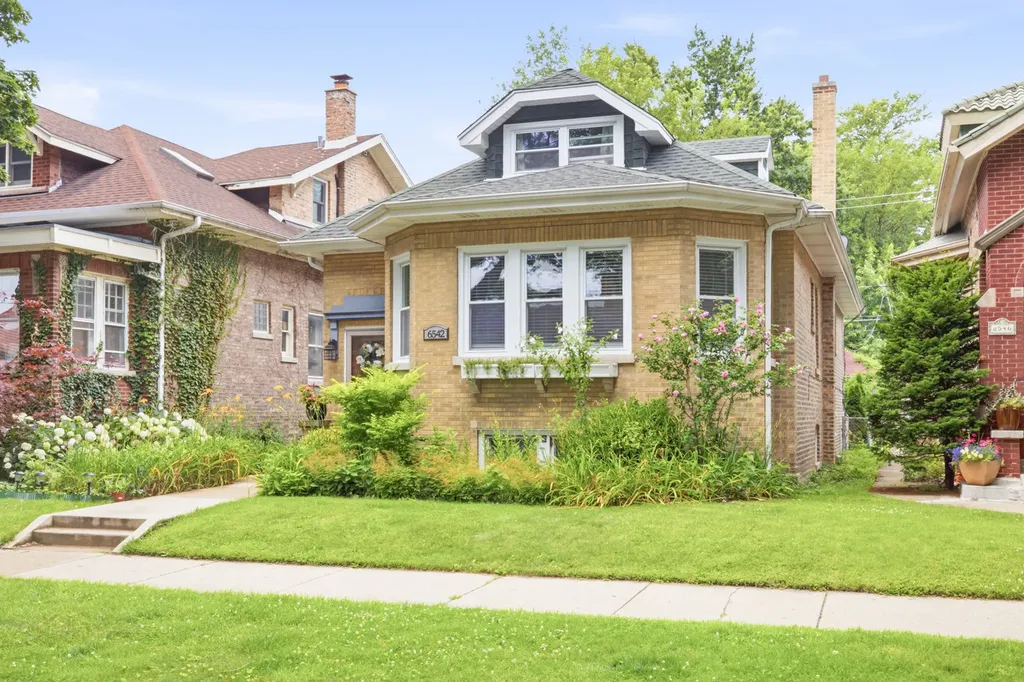 6542 North Maplewood Avenue Chicago IL 60645