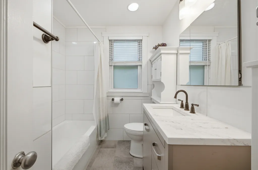 6542 North Maplewood Avenue Chicago IL 60645
