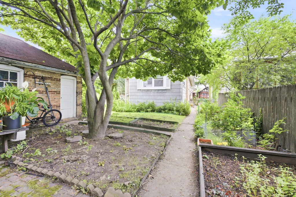 6542 North Maplewood Avenue Chicago IL 60645