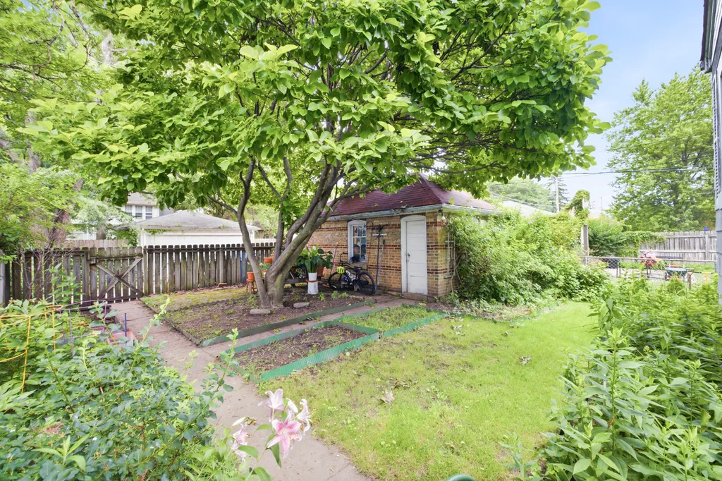 6542 North Maplewood Avenue Chicago IL 60645