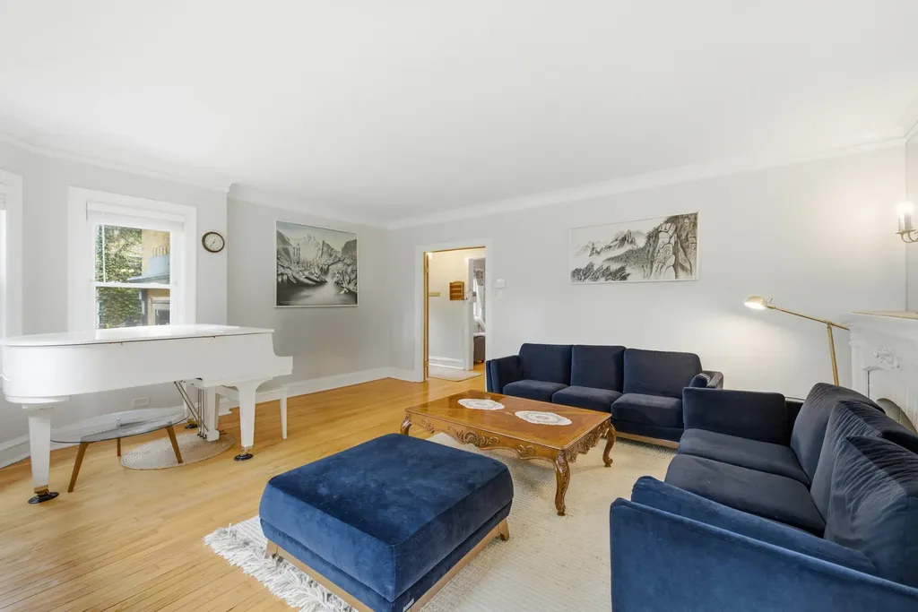 6542 North Maplewood Avenue Chicago IL 60645