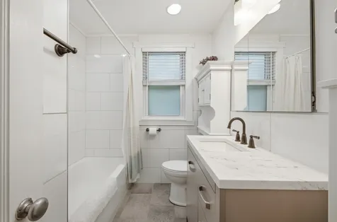 6542 North Maplewood Avenue Chicago IL 60645