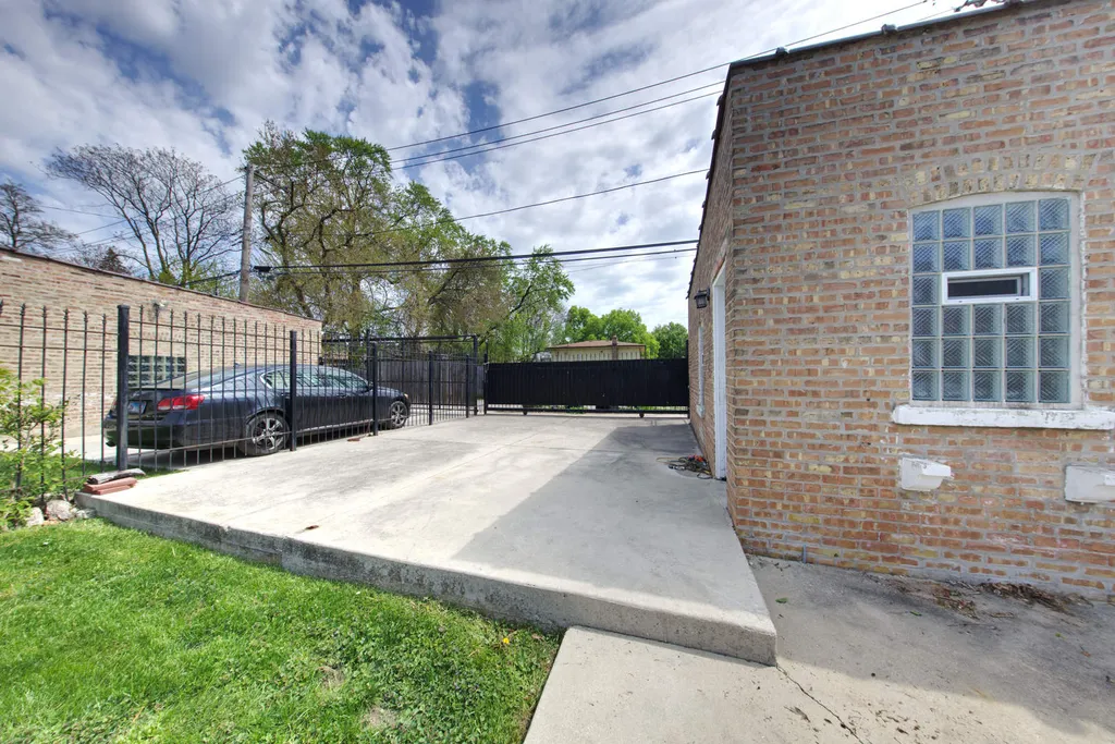 10215 South Charles Street Chicago IL 60643