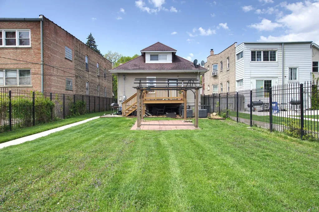 10215 South Charles Street Chicago IL 60643